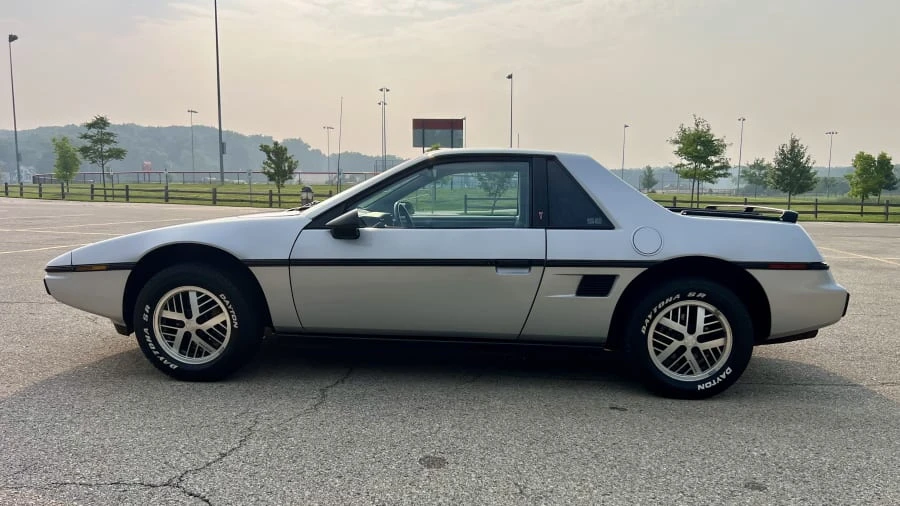 1984 Pontiac Fiero - Image 2 of 29