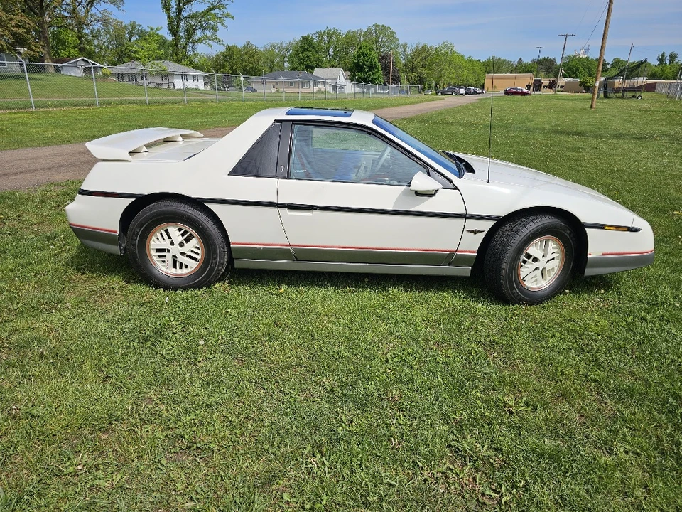 1984 Pontiac Fiero - Image 9 of 31