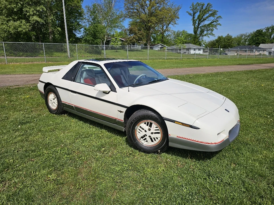 1984 Pontiac Fiero - Image 8 of 31