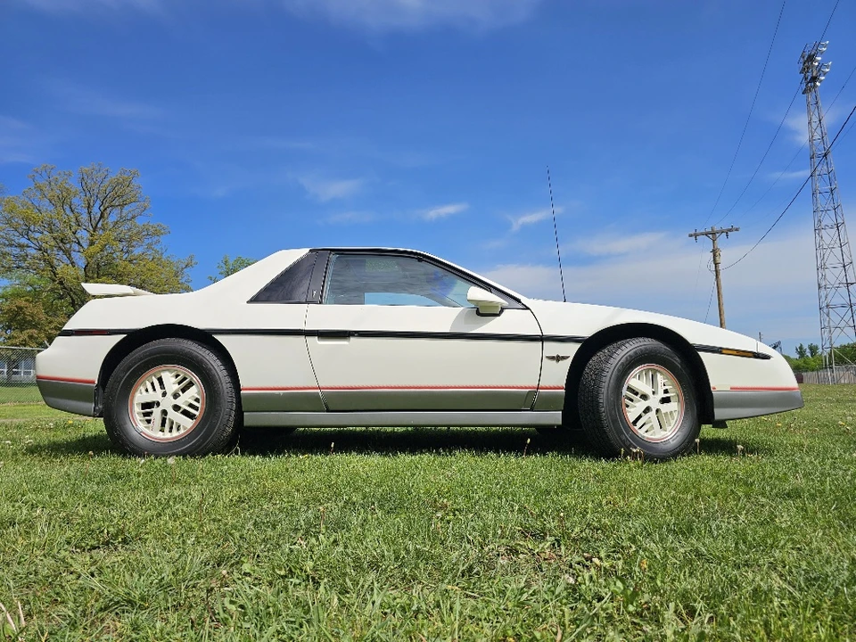 1984 Pontiac Fiero - Image 10 of 31