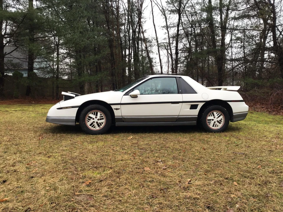 1984 Pontiac Fiero - Image 15 of 31