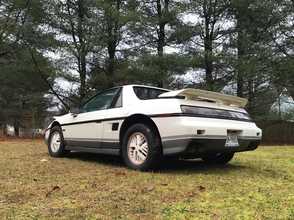 1984 Pontiac Fiero - Image 28 of 31