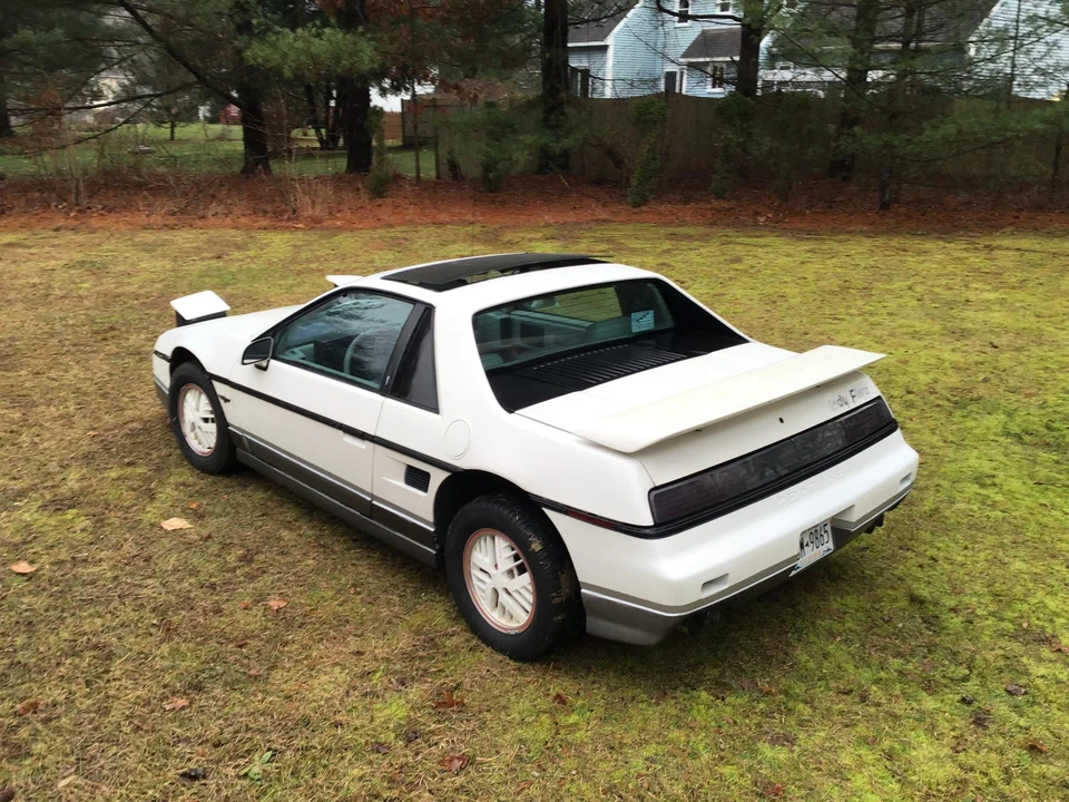 1984 Pontiac Fiero - Image 26 of 31