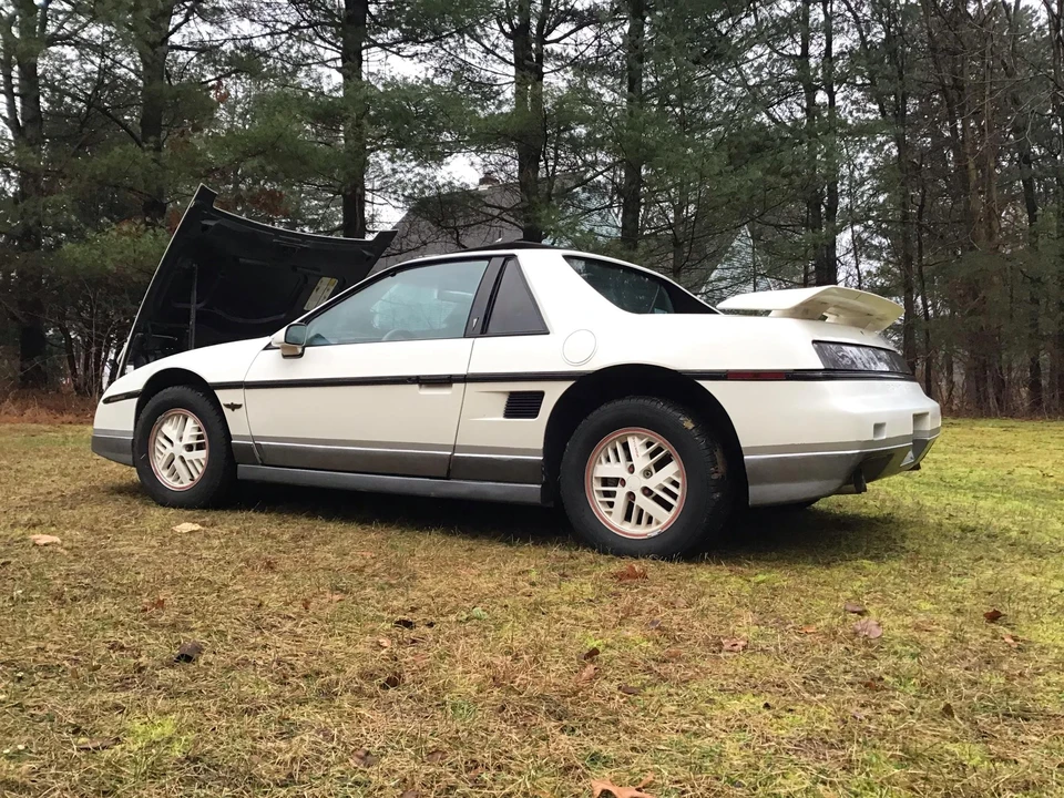 1984 Pontiac Fiero - Image 20 of 31