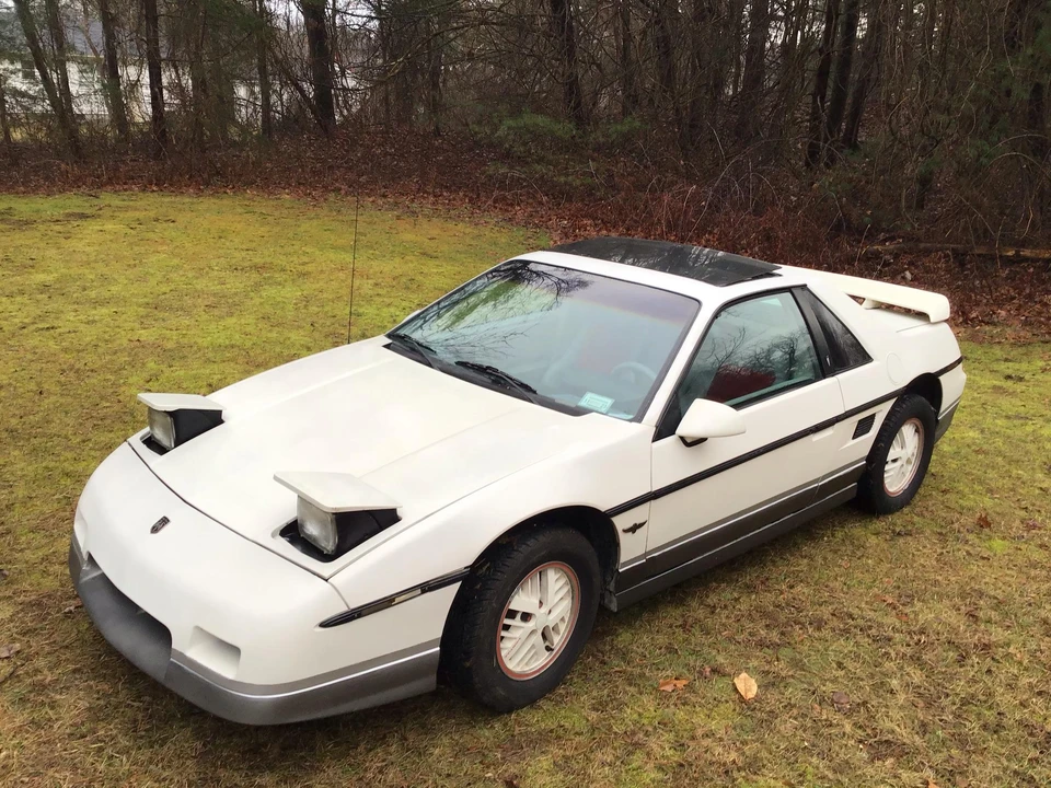 1984 Pontiac Fiero - Image 2 of 31