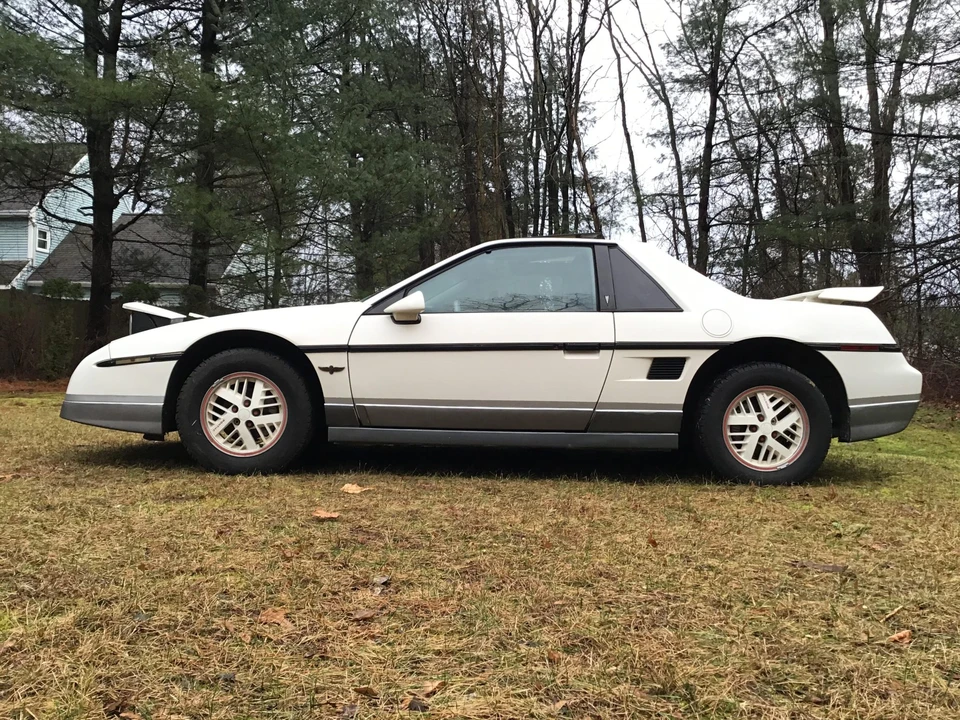1984 Pontiac Fiero - Image 17 of 31