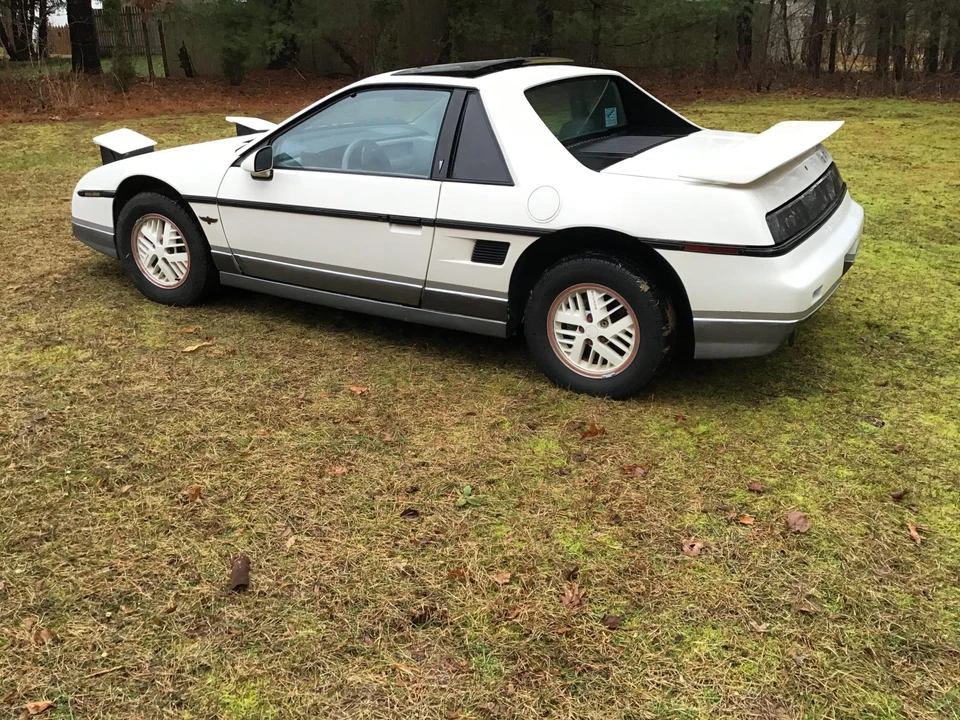 1984 Pontiac Fiero - Image 22 of 31