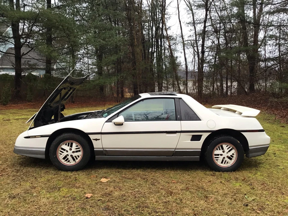 1984 Pontiac Fiero - Image 18 of 31