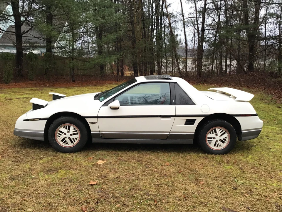 1984 Pontiac Fiero - Image 16 of 31