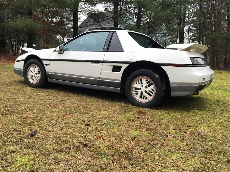 1984 Pontiac Fiero - Image 21 of 31