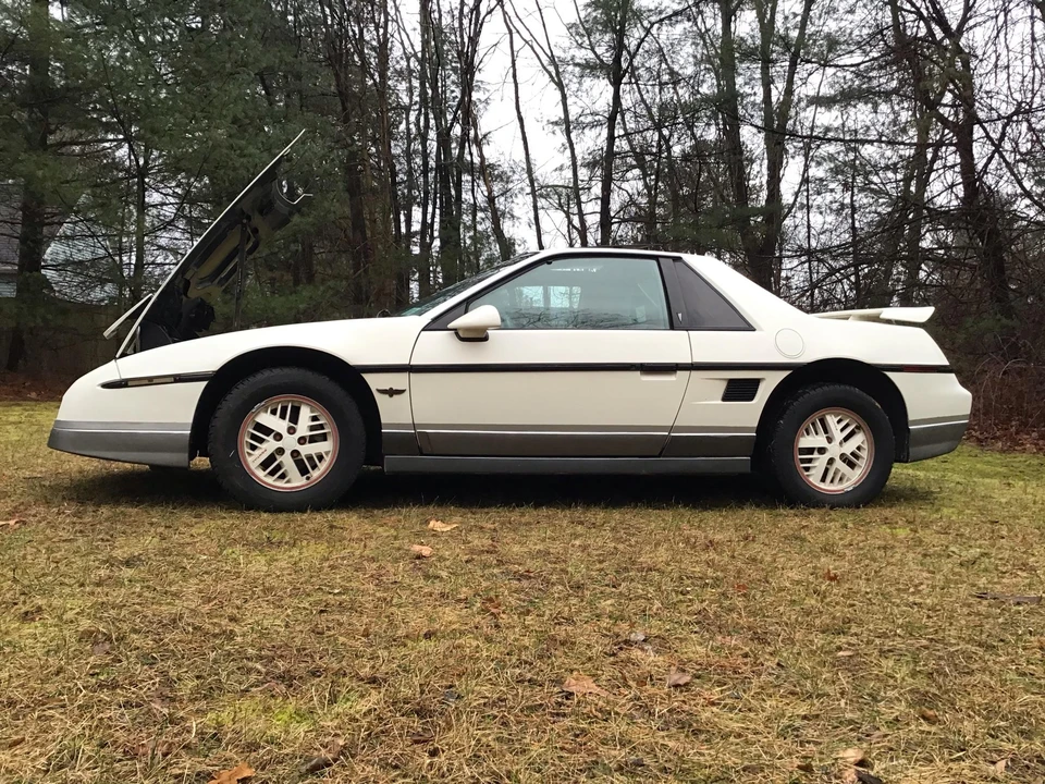 1984 Pontiac Fiero - Image 19 of 31