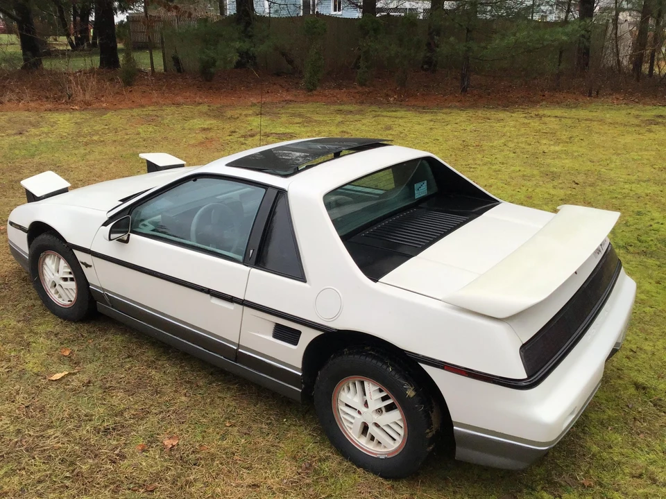 1984 Pontiac Fiero - Image 24 of 31