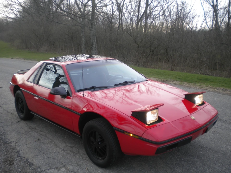 1984 Pontiac Fiero - Image 17 of 21