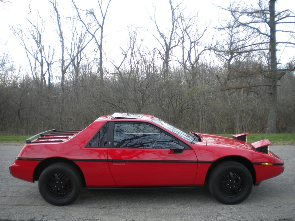 1984 Pontiac Fiero - Image 16 of 21