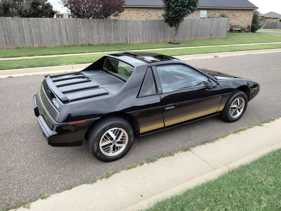 1984 Pontiac Fiero - Image 18 of 31