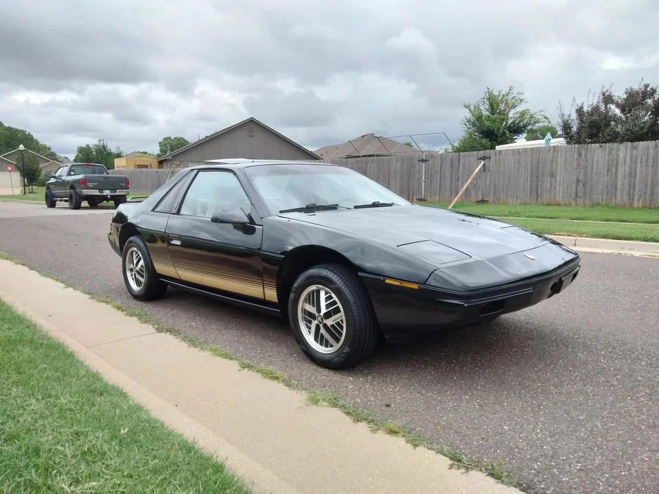 1984 Pontiac Fiero - Image 22 of 31
