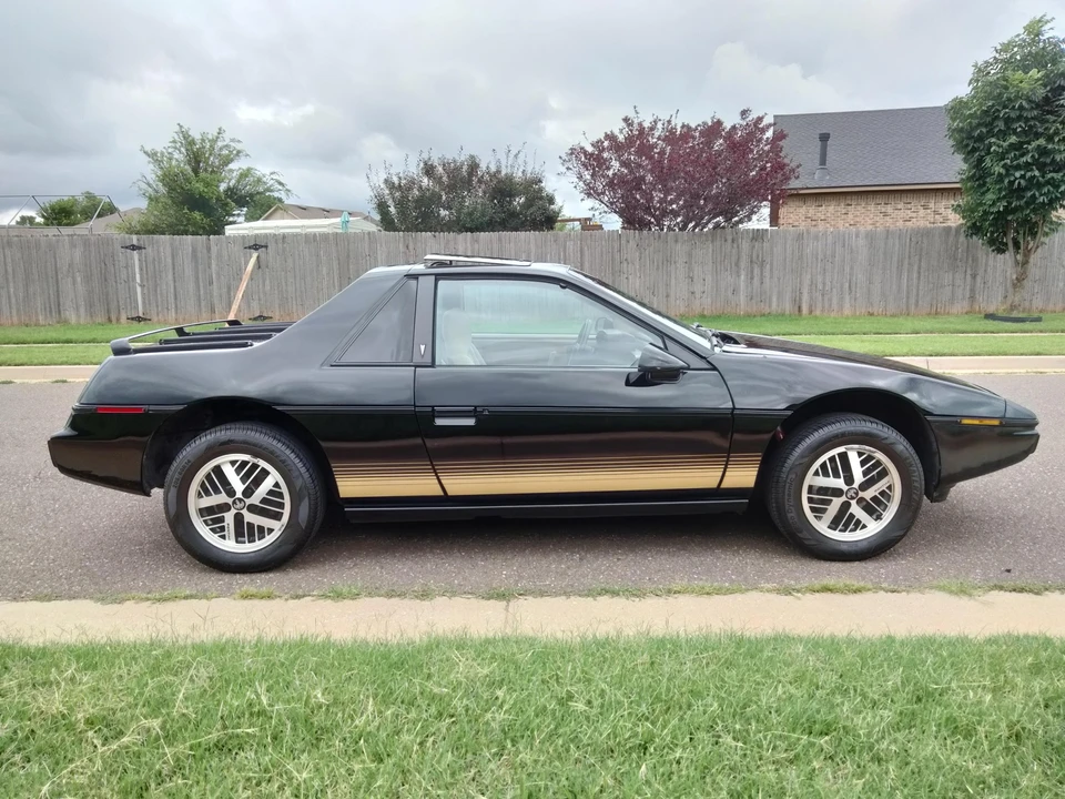 1984 Pontiac Fiero - Image 19 of 31