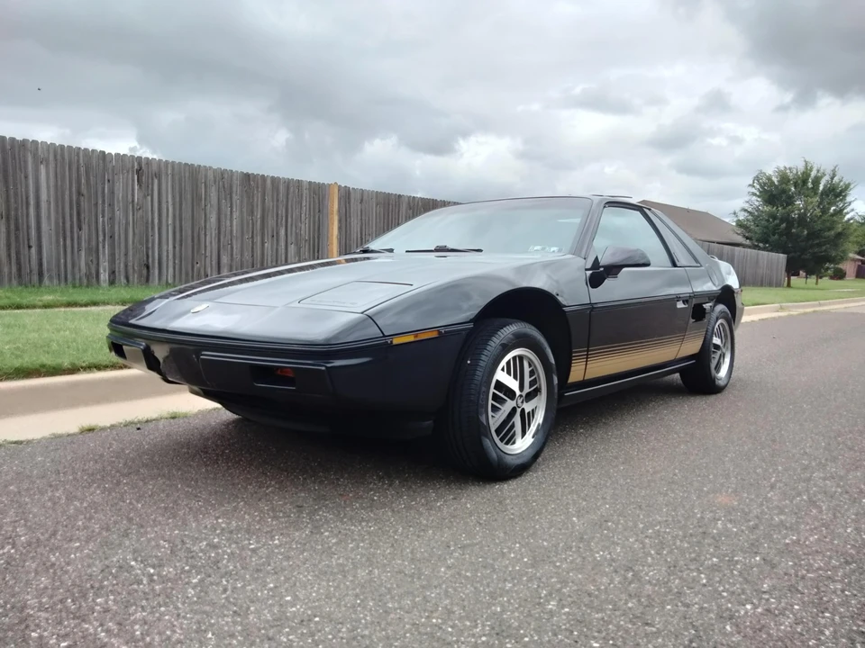 1984 Pontiac Fiero - Image 11 of 31