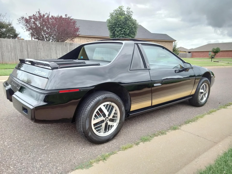 1984 Pontiac Fiero - Image 17 of 31