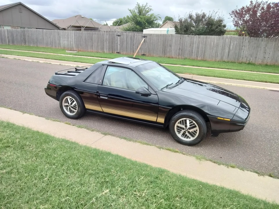 1984 Pontiac Fiero - Image 21 of 31