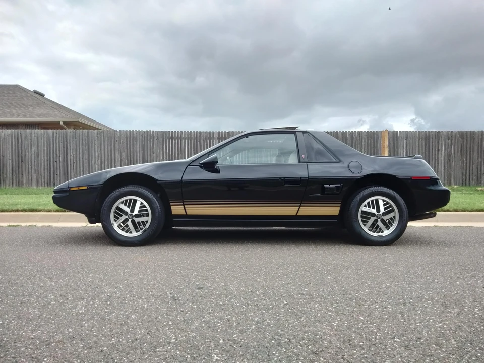 1984 Pontiac Fiero - Image 13 of 31
