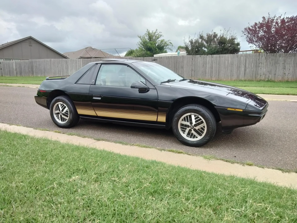 1984 Pontiac Fiero - Image 20 of 31