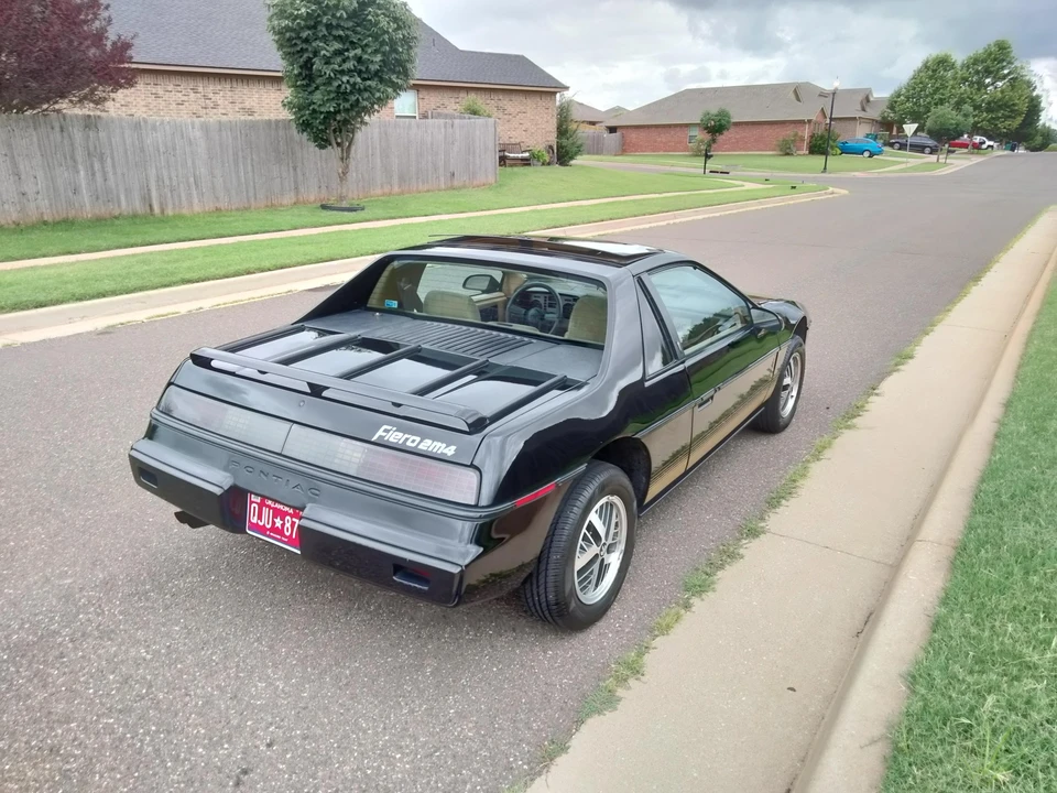 1984 Pontiac Fiero - Image 16 of 31