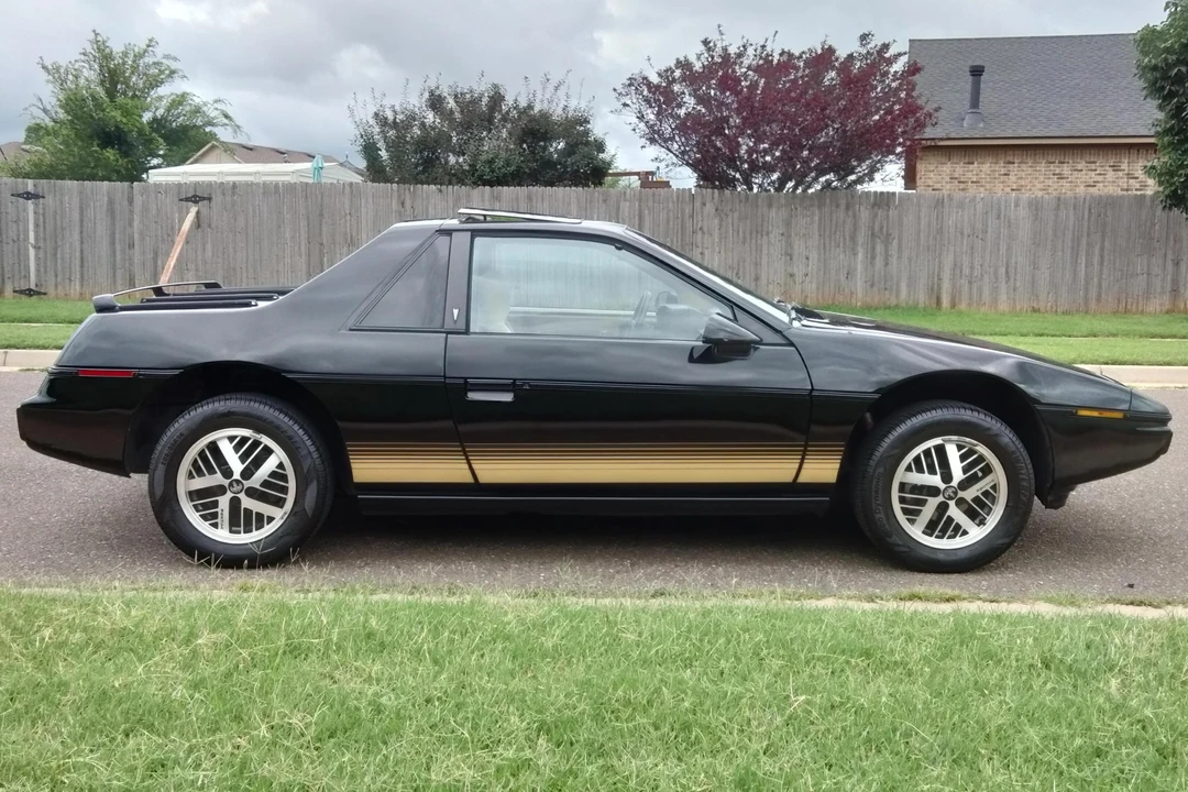 1984 Pontiac Fiero - Image 3 of 31