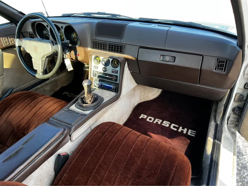 1984 Porsche 944 - Image 11 of 18
