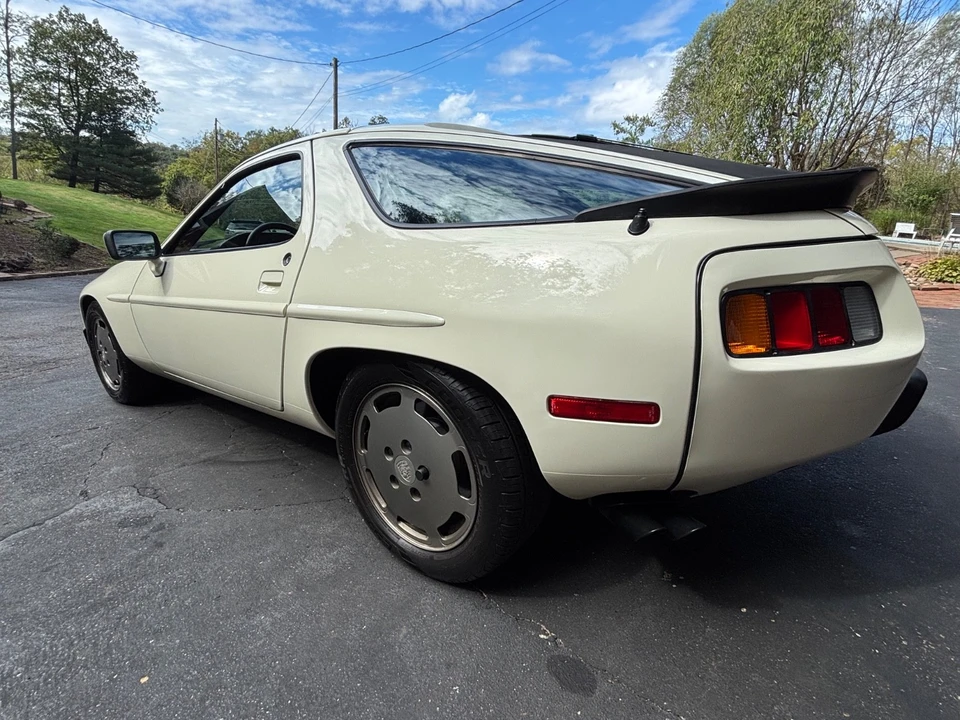 1984 Porsche 928 - Image 8 of 21