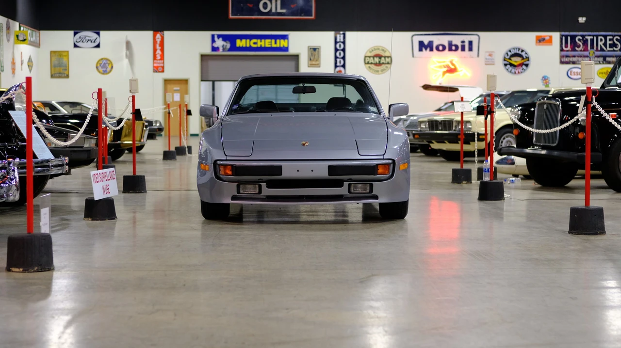 1984 Porsche 944 - Image 8 of 17
