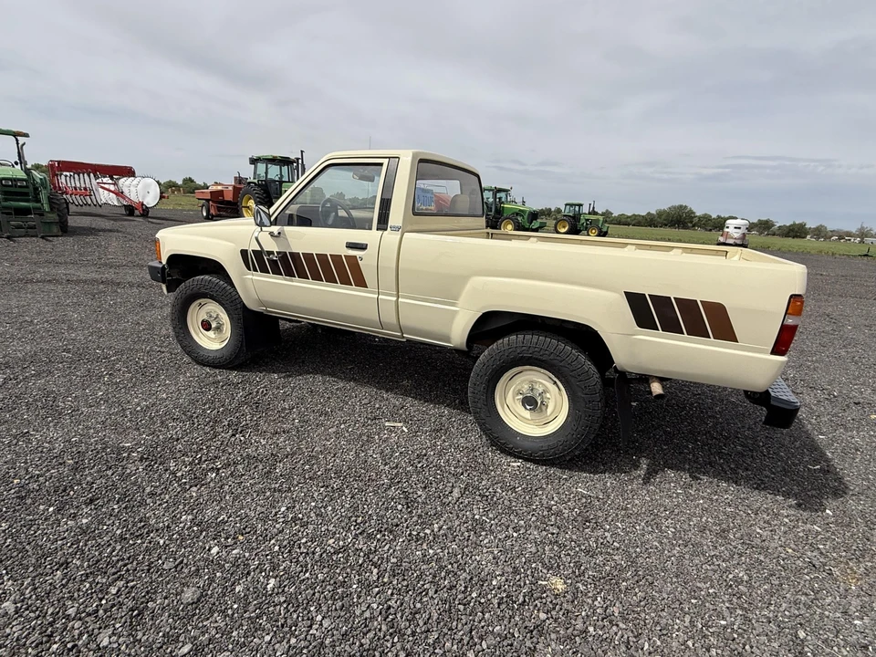 1984 Toyota Hilux 4th Gen - Image 11 of 31