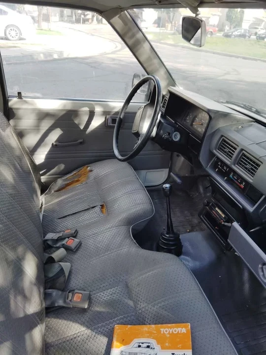 1984 Toyota T100 - Image 5 of 12