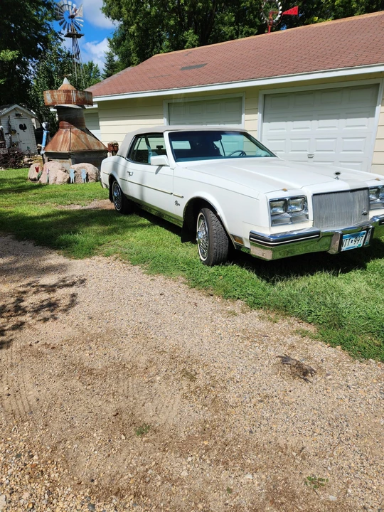 1985 Buick Riviera 4th-7th Gen - Image 3 of 31