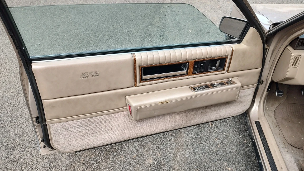 1985 Cadillac DeVille 5th Gen - Image 9 of 12