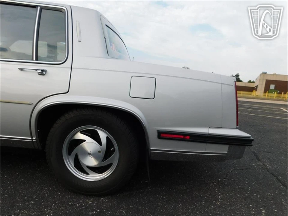 1985 Cadillac Fleetwood - Image 11 of 31