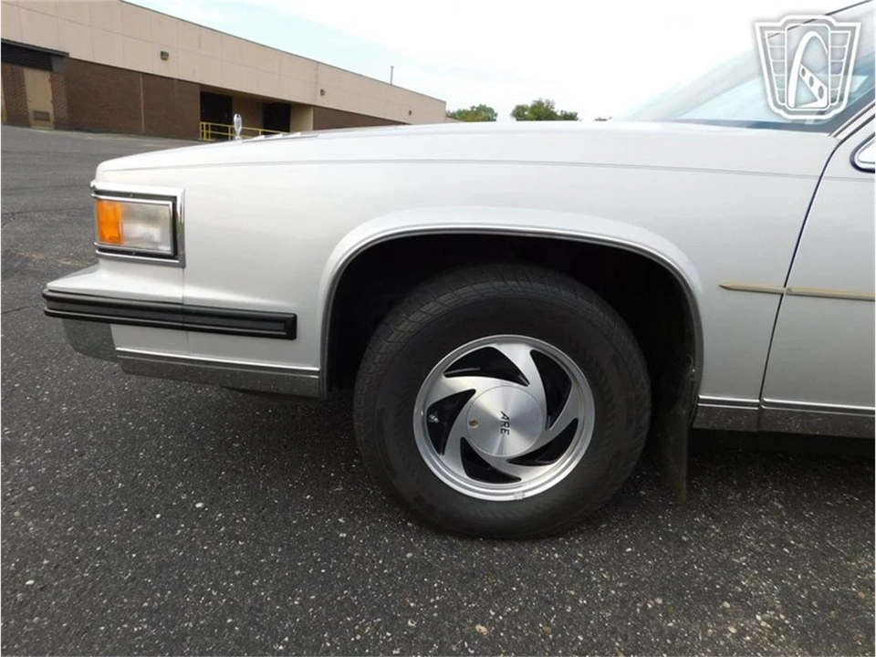 1985 Cadillac Fleetwood - Image 9 of 31