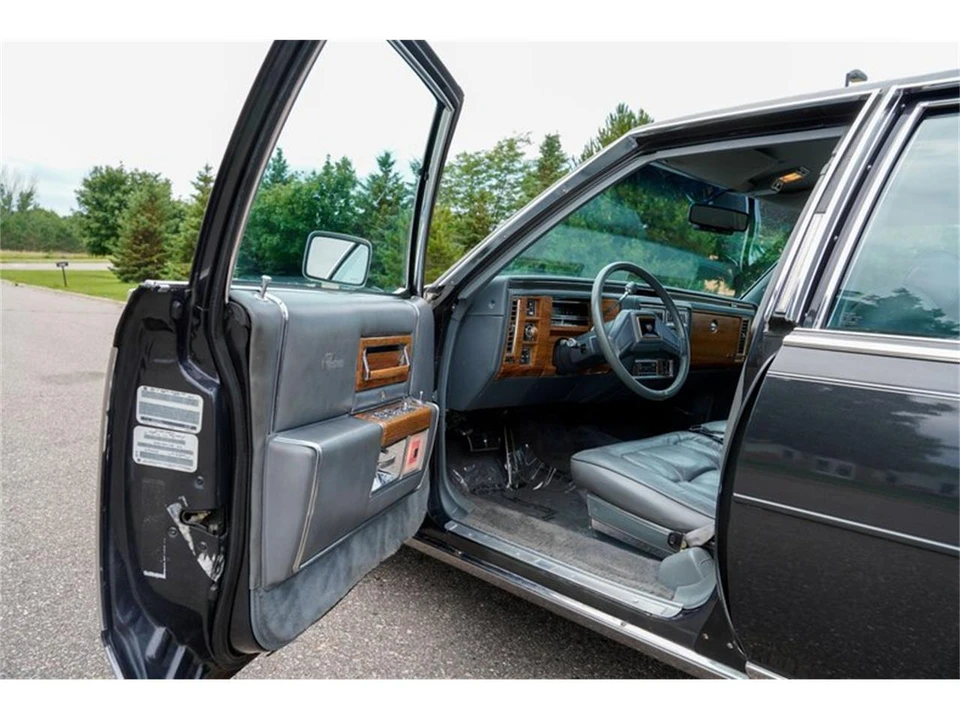 1985 Cadillac Fleetwood - Image 10 of 31