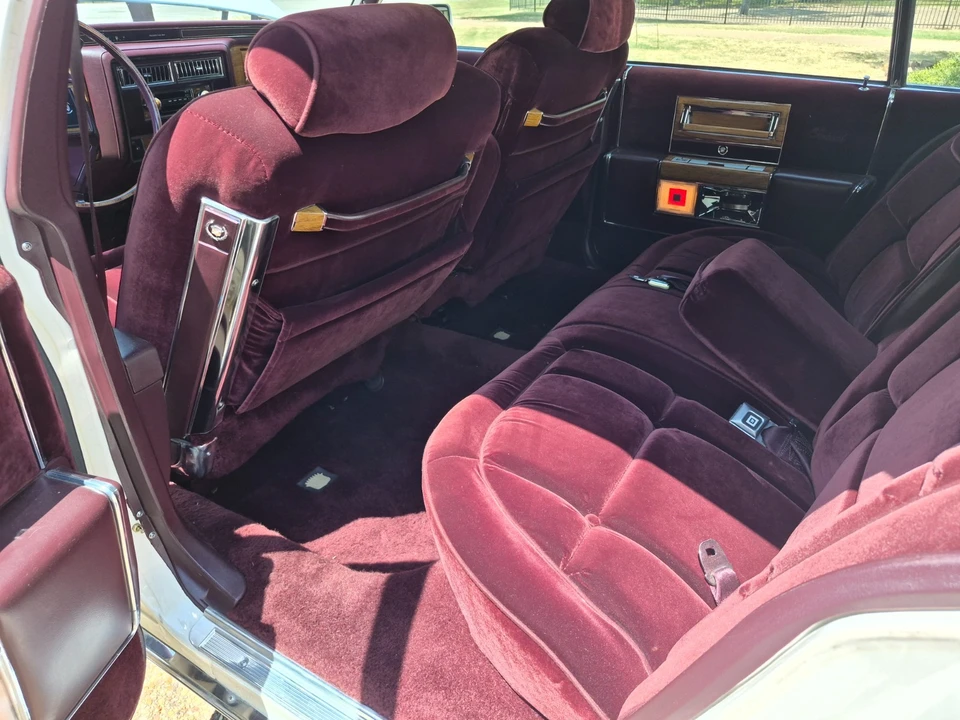 1985 Cadillac Fleetwood - Image 16 of 31