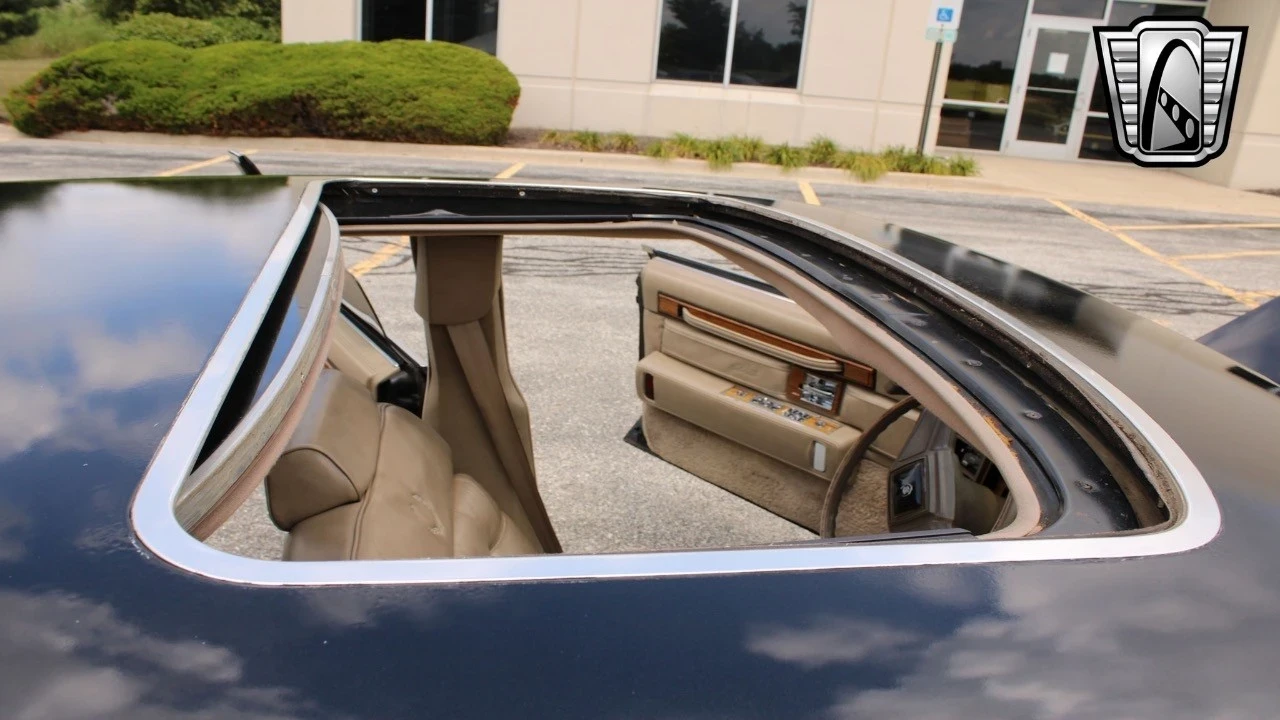 1985 Cadillac Seville - Image 19 of 21
