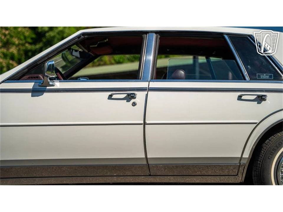 1985 Cadillac Seville - Image 30 of 31