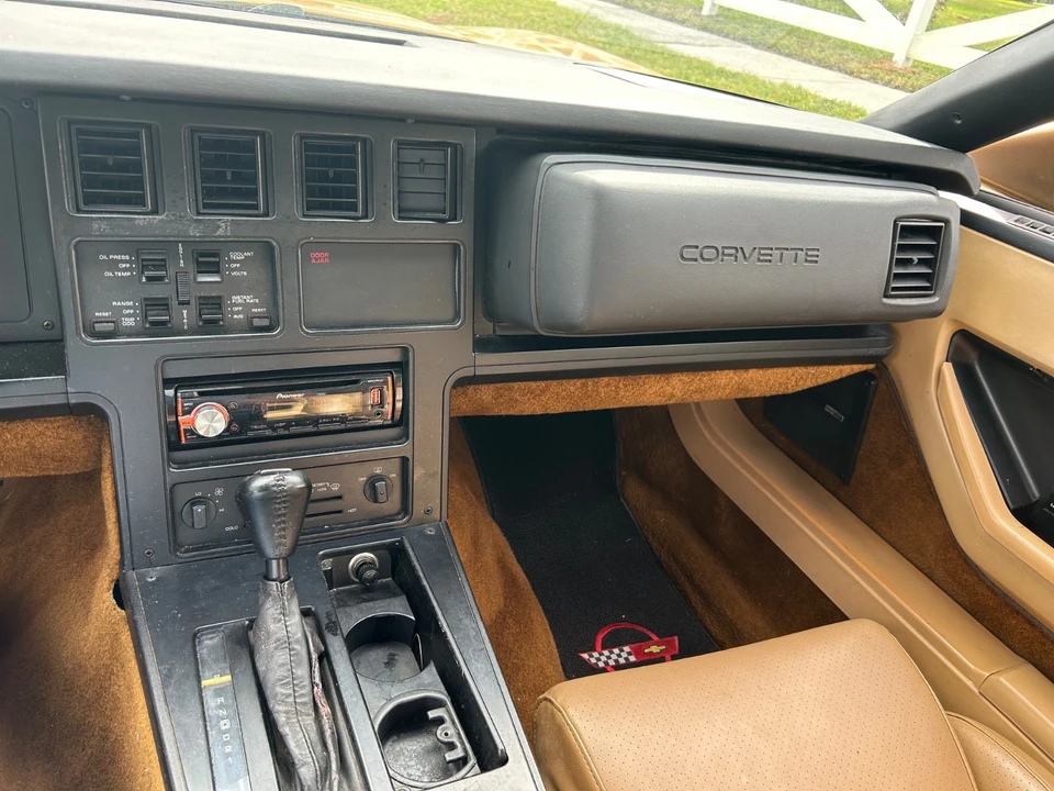1985 Chevrolet Corvette C4 - Image 16 of 21