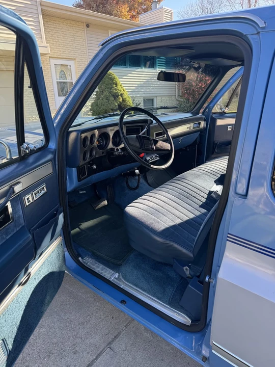 1985 Chevrolet Suburban 7th Gen - Image 9 of 14
