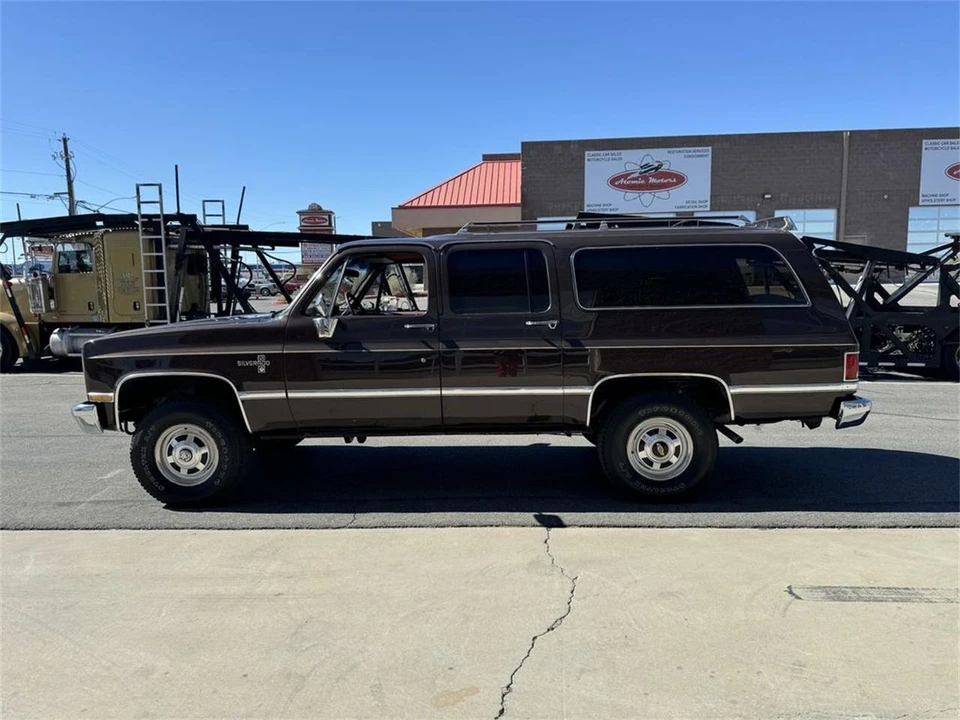 1985 Chevrolet Suburban 7th Gen - Image 9 of 31