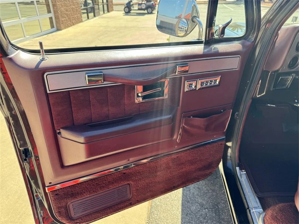 1985 Chevrolet Suburban 7th Gen - Image 18 of 31