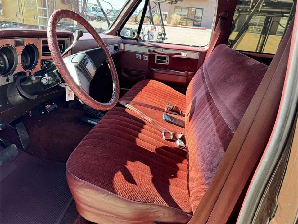 1985 Chevrolet Suburban 7th Gen - Image 13 of 31