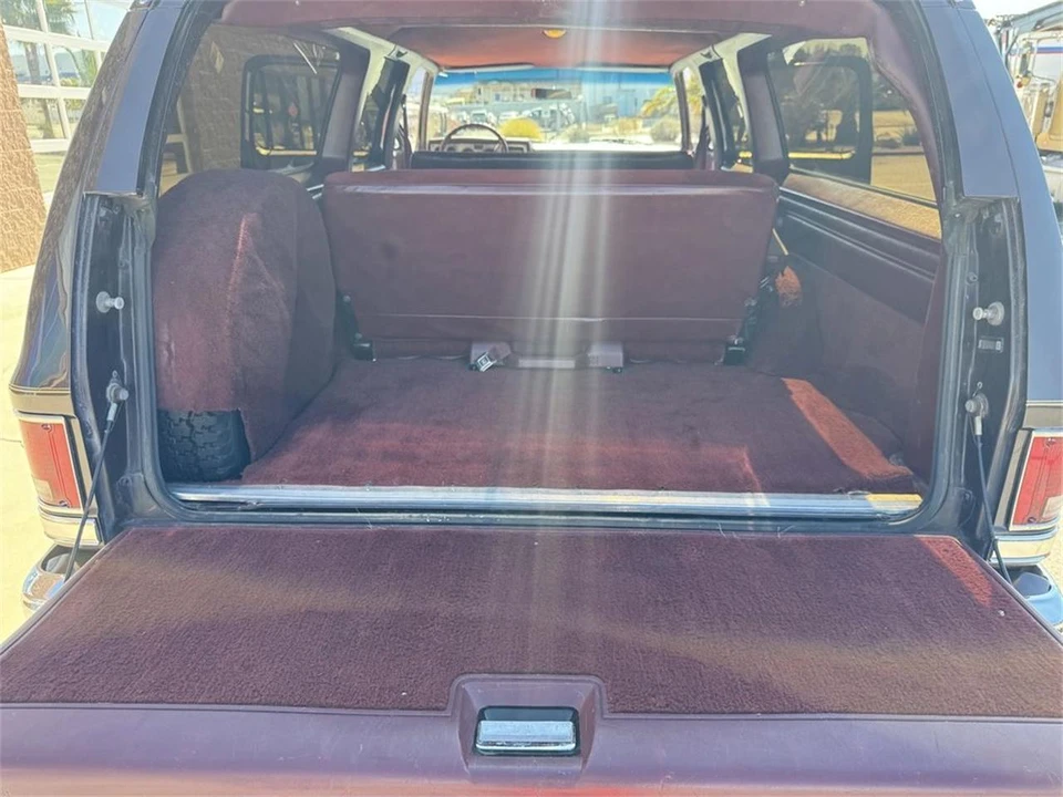 1985 Chevrolet Suburban 7th Gen - Image 27 of 31
