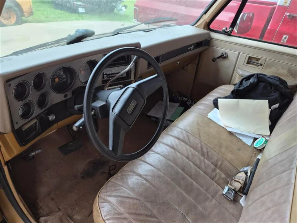 1985 Chevrolet Suburban 7th Gen - Image 5 of 11