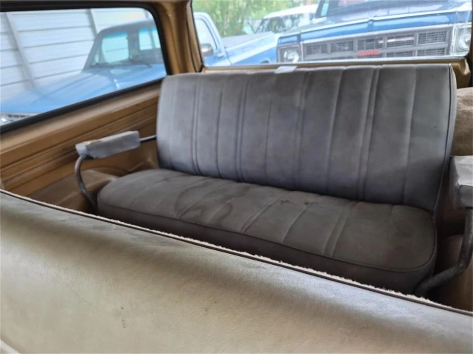 1985 Chevrolet Suburban 7th Gen - Image 7 of 11