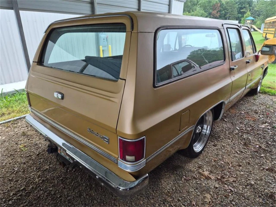 1985 Chevrolet Suburban 7th Gen - Image 2 of 11